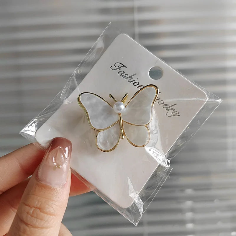 Flyshadow New Natural Shell Pearl Butterfly Brooches for Women Lapel Pins Elegant Party Clothes Suit Small Accessories Gift 2024