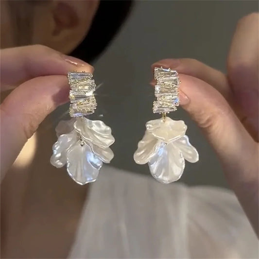 Flyshadow French Irregular Petal Earrings Light Luxury Retro Crystal Tassel Shell Earrings For Women Fashion Jewelry Wholesale
