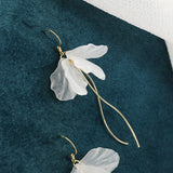 Flyshadow White Petal Tassel Dangle Earrings for Women Wedding Party Elegant Jewelry Vintage Golden Long Twist S Shape Metal Drop Earrings