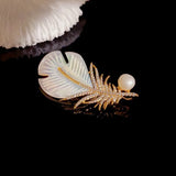 Flyshadow Women's Brooch Gold Diamond Shiny Feather Designer Fashion Y2k Imitation Pearl Luxury Gift Evening Brooch For Femme Jewelry 2024