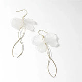 Flyshadow White Petal Tassel Dangle Earrings for Women Wedding Party Elegant Jewelry Vintage Golden Long Twist S Shape Metal Drop Earrings