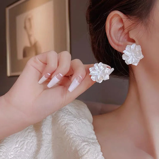 Flyshadow New Big White Flowers Stud Earrings for Women Personality Fashion Unique Design Brincos Wedding Jewelry Wholesale Birthday Gift